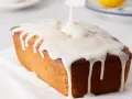 Dolce loaf ricoperto da una glassa lucida, preparata con zucchero a velo e acqua, che cola sui lati.