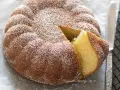 Torta 7 vasetti, soffice e profumata, con una fetta tagliata che ne rivela la morbidezza. Perfetta per ogni occasione, una delle tante varianti golose.