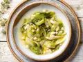 Scarola e fagioli fatto in casa da Benedetta, un piatto semplice e gustoso, servito in una ciotola rustica su un tavolo di legno.
