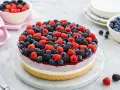 Cheesecake ai mirtilli con philadelphia e yogurt, ricoperta da un tripudio di frutti di bosco freschi: mirtilli, lamponi e more.