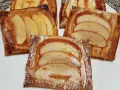 Deliziose sfogliatine di mele, dorate e lucide, cosparse di zucchero a velo. Un dolce invitante e profumato.