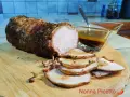 Arista arrosto succulenta, affettata su tagliere, con sughetto. La differenza tra lonza e arista è nella posizione del taglio.
