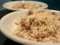 Risotto alla mantovana ingredienti: riso cremoso con salsiccia sbriciolata, servito in una ciotola bianca.