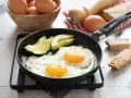 Due uova alla griglia con avocado e pane tostato, un inizio perfetto per la giornata.