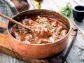 Succulento brasato ricetta semplice in una pentola di rame, pronto per essere servito.