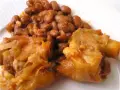 Piatto di zampone con fagioli, un classico della cucina italiana, servito su un piatto bianco.