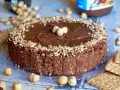 Torta Nutella 3 ingredienti: golosa e facile, con croccante base di biscotti e nocciole, ricoperta di crema alla nocciola e granella.