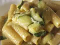 Rigatoni cremosi con zucchine saltate, un'interpretazione leggera della carbonara di zucchine.