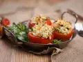 Pomodori ripieni di riso freddi, un piatto estivo gustoso e leggero, serviti in un vassoio rustico con prezzemolo fresco.
