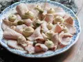 Vitello tonnato ricetta originale piemontese: fettine sottili di vitello rosa, guarnite con salsa tonnata e capperi.