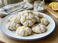 Crinkles cookies ricoperti di zucchero a velo, pronti per essere gustati.