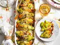 Deliziosi fiori di zucca ripieni, dorati e croccanti, serviti su un piatto con un tocco di verde.