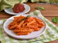 Penne al sugo piccante di nduja, guarnite con basilico fresco. Un piatto che scalda il cuore e il palato.