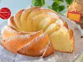 Un soffice ciambellone allo yogurt greco, spolverato di zucchero a velo, pronto per essere gustato.