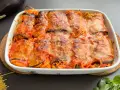 Involtini di melanzane ripieni di spaghetti al sugo, gratinati al forno con formaggio fuso.