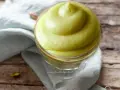 Crema al pistacchio vellutata, perfetta per la tua prossima ricetta di torta. Un'esplosione di gusto!