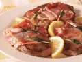 Fettine di tacchino avvolte nel prosciutto, con salvia e limone. Un'idea gustosa per le tue tacchino ricette.