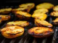 Patate alla brace dorate e succulente, con segni di grigliatura perfetti, pronte per essere gustate.