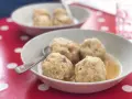 Canederli in brodo, un classico della ricetta tradizionale. Gustosi e confortanti, perfetti per ogni occasione.