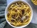 Un piatto di spaghetti alla carbonara, cremosi e saporiti, perfetti per una ricetta carbonara per 2. Guarniti con guanciale croccante e pecorino grattugiato.