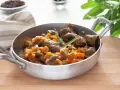 Cinghiale in umido fatto in casa da Benedetta, un piatto succulento con carne tenera e verdure, guarnito con rosmarino e salvia.