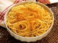Spaghetti alla bottarga, un piatto saporito con pasta dorata e una generosa spolverata di uova di pesce essiccate.