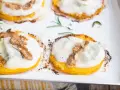 Fette di zucca al forno con gorgonzola fuso, noci croccanti e rosmarino. Un connubio di sapori autunnali.