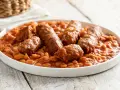 Piatto di salsiccia e fagioli in umido, un classico confort food.