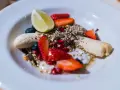 Yogurt con frutta secca, fragole, mirtilli, banana e lime. Un mix colorato e salutare per iniziare la giornata.