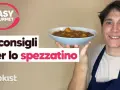 Un uomo sorride mostrando una ciotola di spezzatino di vitello. Testo: "6 consigli per lo spezzatino".