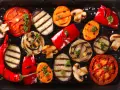 Verdure grigliate: pomodori, melanzane, cipolle, peperoni, carote e funghi, perfetti contorni per grigliata.