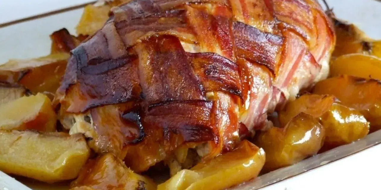 Arista di maiale alla birra, un piatto fatto in casa da Benedetta, avvolta in pancetta croccante e servita con patate dorate.