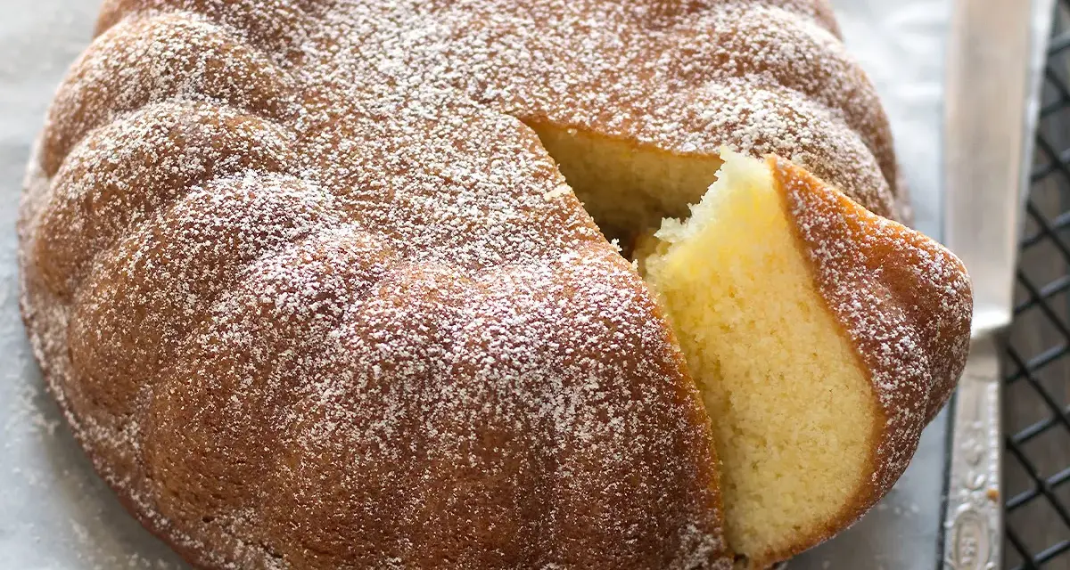 Torta 7 vasetti, soffice e profumata, con una fetta tagliata che ne rivela la morbidezza. Perfetta per ogni occasione, una delle tante varianti golose.