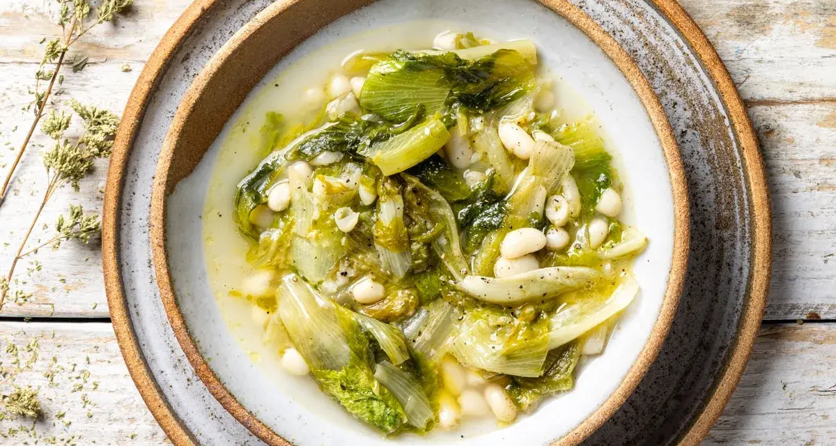 Scarola e fagioli fatto in casa da Benedetta, un piatto semplice e gustoso, servito in una ciotola rustica su un tavolo di legno.