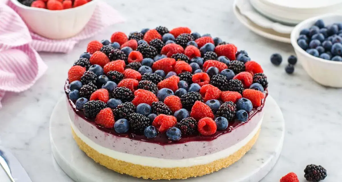 Cheesecake ai mirtilli con philadelphia e yogurt, ricoperta da un tripudio di frutti di bosco freschi: mirtilli, lamponi e more.