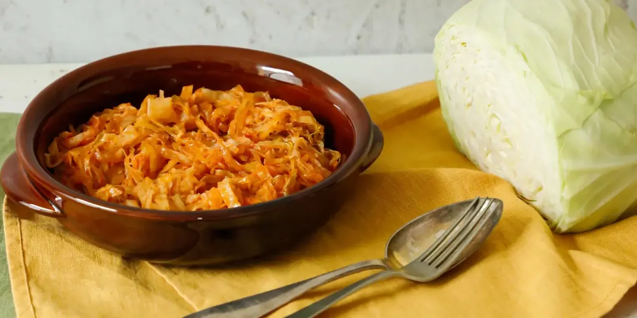 Piatto di cavolo cappuccio stufato, pronto per essere gustato. Un'idea per le tue cavolo cappuccio ricette.