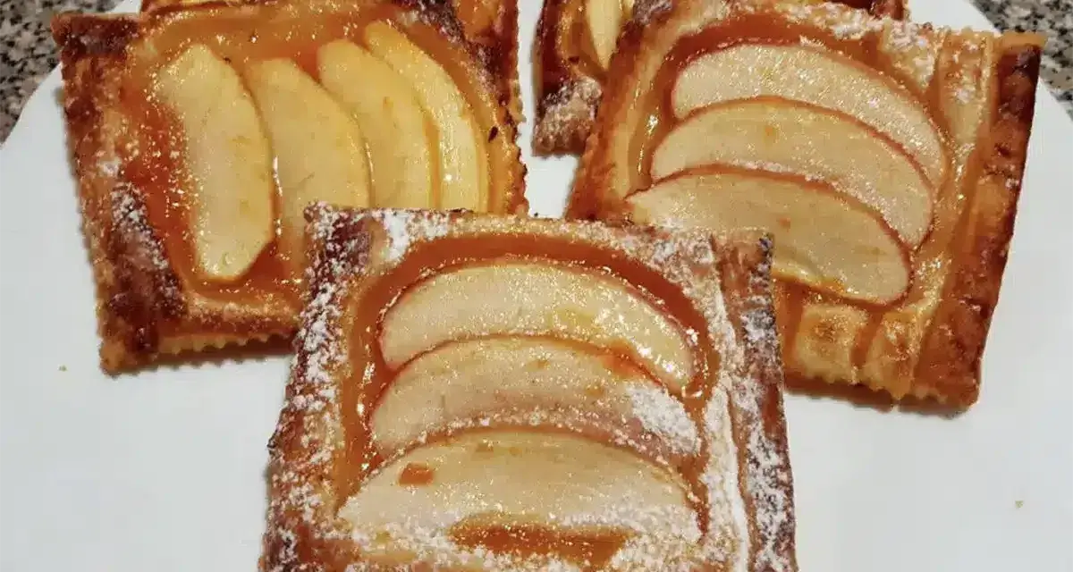 Deliziose sfogliatine di mele, dorate e lucide, cosparse di zucchero a velo. Un dolce invitante e profumato.