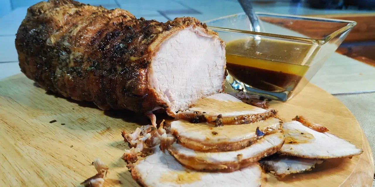 Arista arrosto succulenta, affettata su tagliere, con sughetto. La differenza tra lonza e arista è nella posizione del taglio.