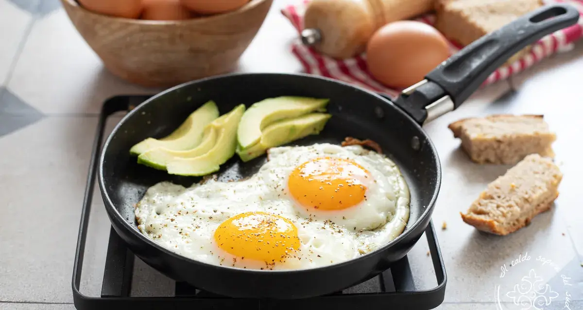 Due uova alla griglia con avocado e pane tostato, un inizio perfetto per la giornata.