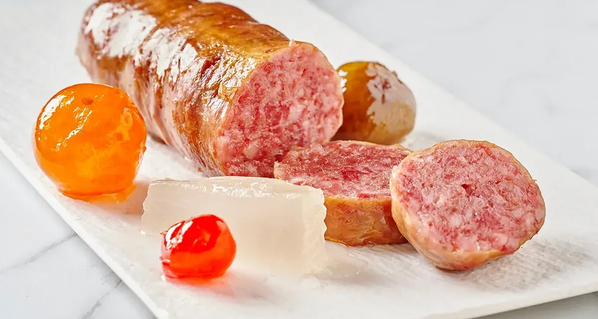 Cotechino affettato con contorni colorati, spunti per cotechino ricette alternative.