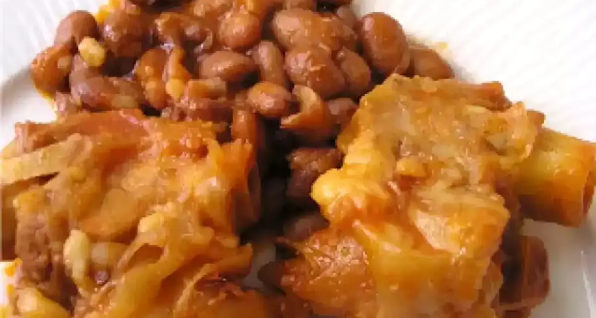 Piatto di zampone con fagioli, un classico della cucina italiana, servito su un piatto bianco.