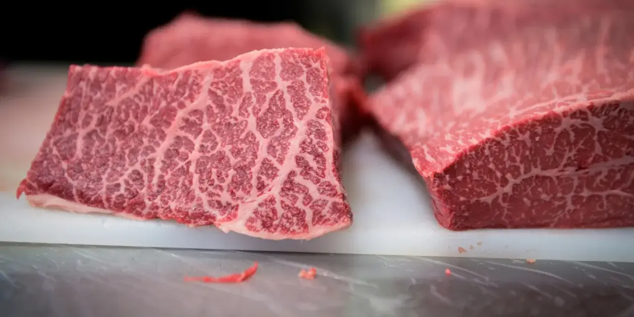Bistecche di pregiata mucca Kobe, con la loro caratteristica marezzatura marmorizzata, pronte per essere cucinate.