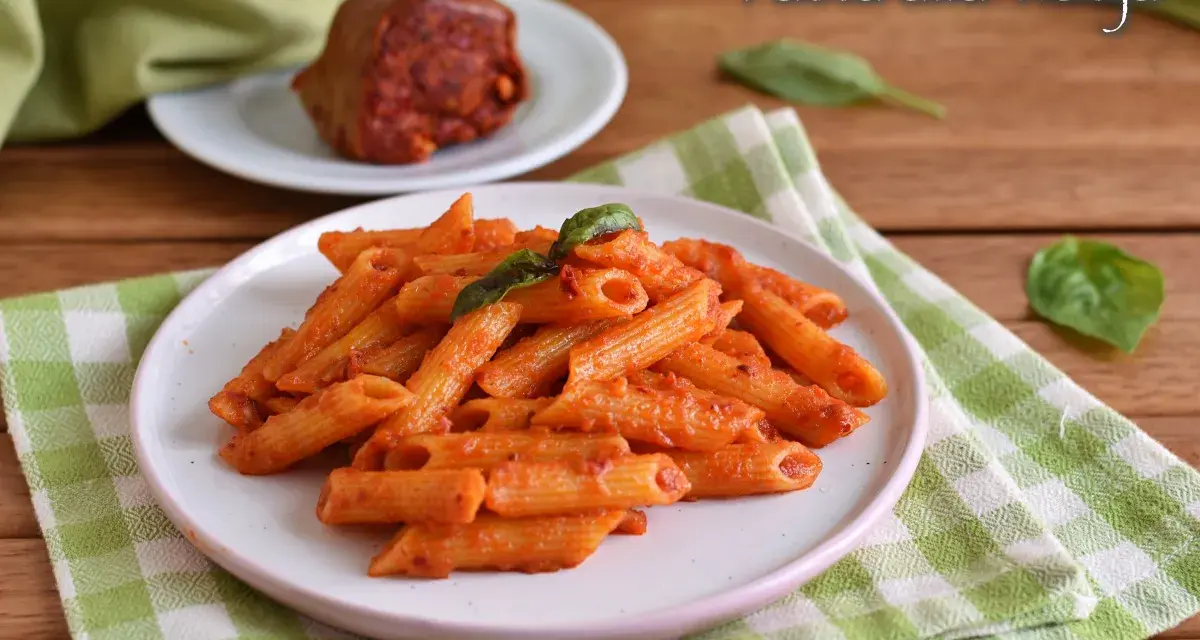 Penne al sugo piccante di nduja, guarnite con basilico fresco. Un piatto che scalda il cuore e il palato.