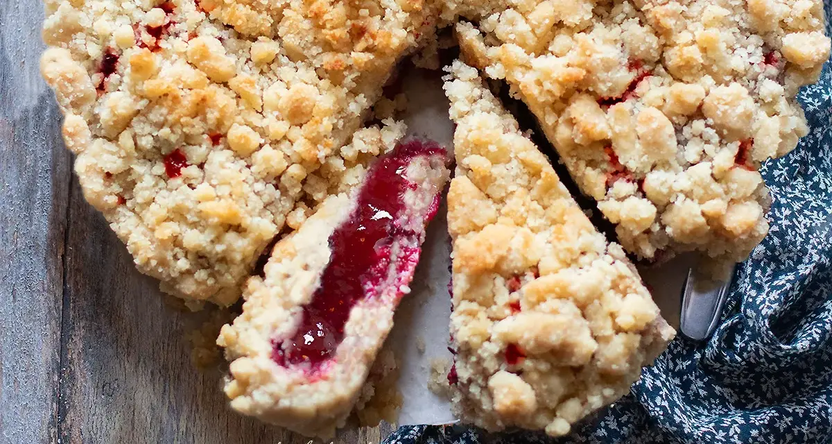 Sbriciolata alla marmellata dorata e friabile, con un ripieno succoso e profumato. Un dolce che invita a essere gustato.