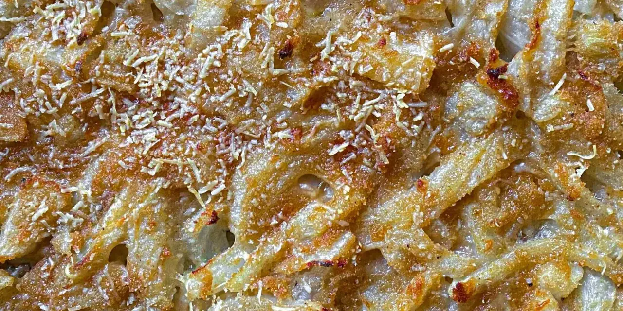 Finoçchi gratinati al forno con besciamella, dorati e croccanti, con formaggio filante e una spolverata di parmigiano.