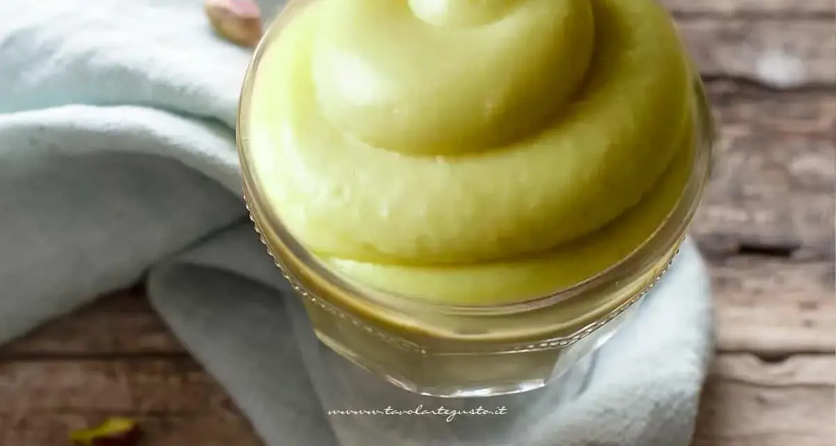 Crema al pistacchio vellutata, perfetta per la tua prossima ricetta di torta. Un'esplosione di gusto!