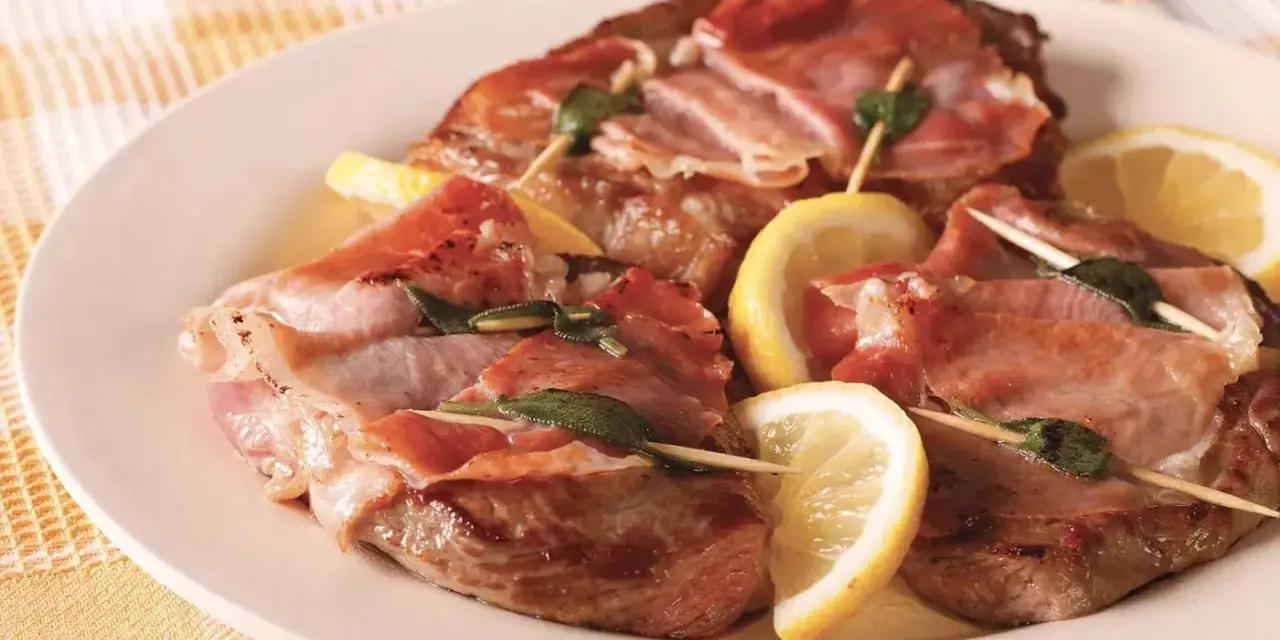 Fettine di tacchino avvolte nel prosciutto, con salvia e limone. Un'idea gustosa per le tue tacchino ricette.