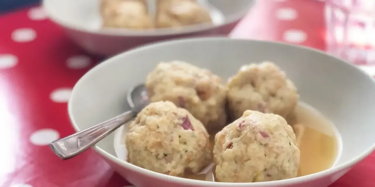 Canederli in brodo, un classico della ricetta tradizionale. Gustosi e confortanti, perfetti per ogni occasione.