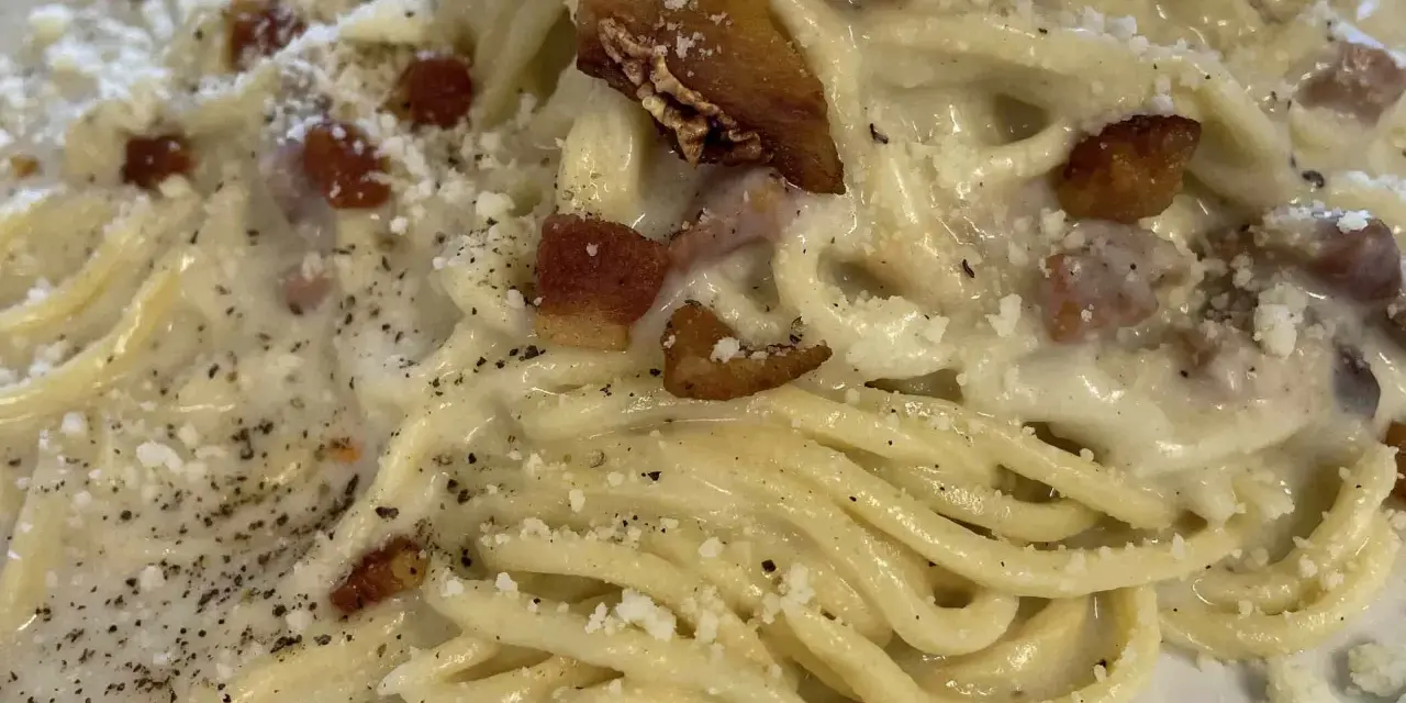 Un primo piatto cremoso di pasta alla gricia, con guanciale croccante e abbondante pecorino romano.