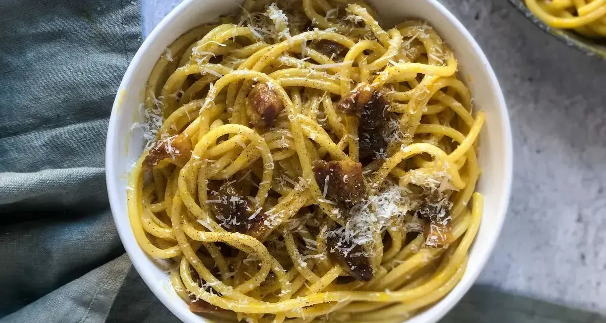 Un piatto di spaghetti alla carbonara, cremosi e saporiti, perfetti per una ricetta carbonara per 2. Guarniti con guanciale croccante e pecorino grattugiato.